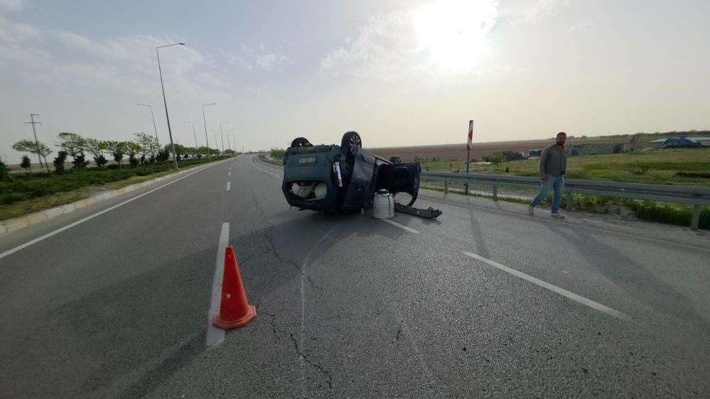 Konya yolunda korkutan kaza! Otomobil takla attı, 2 yaralı var 4
